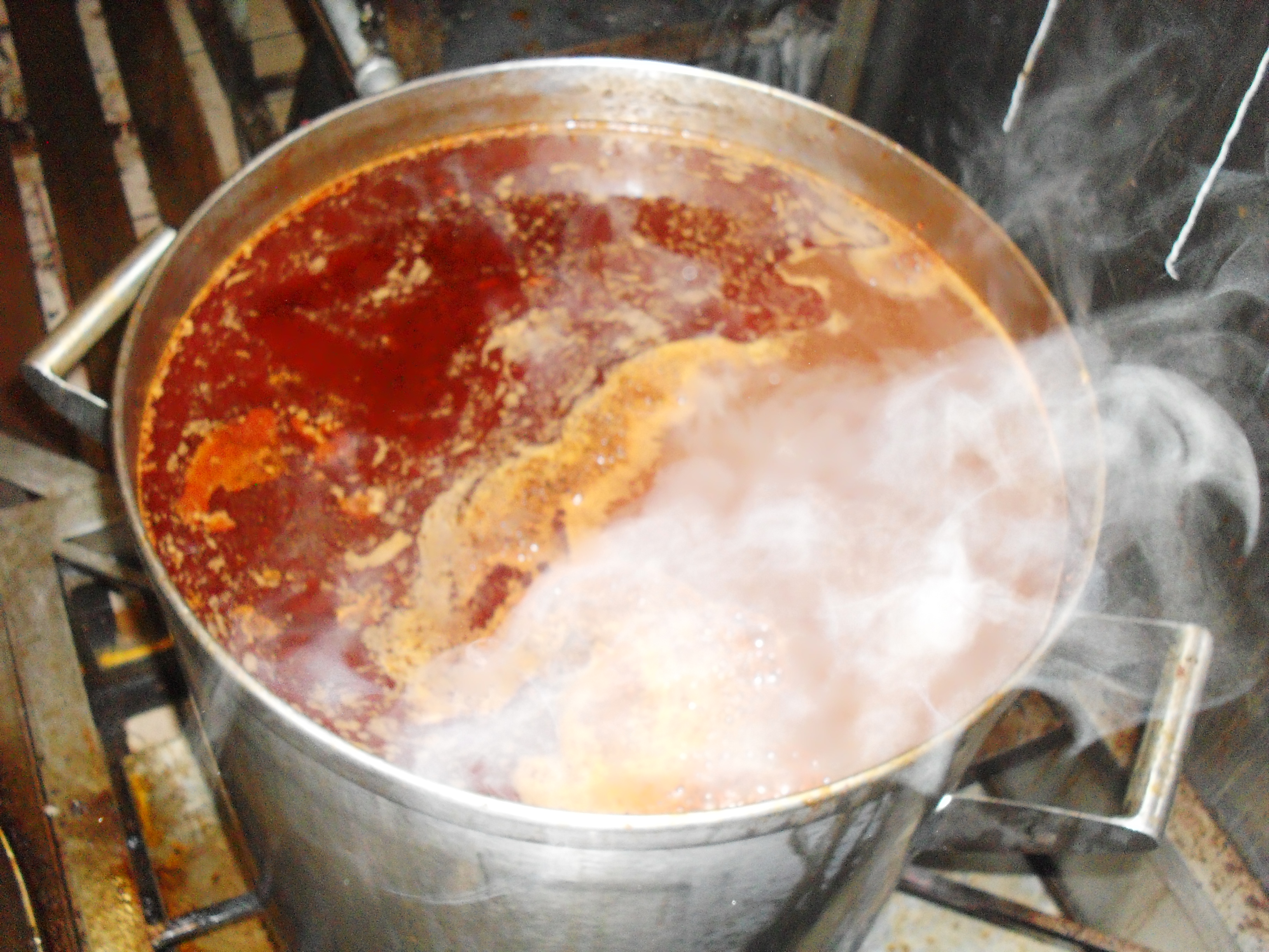 File:Olla con el caldo de la  - Wikimedia Commons