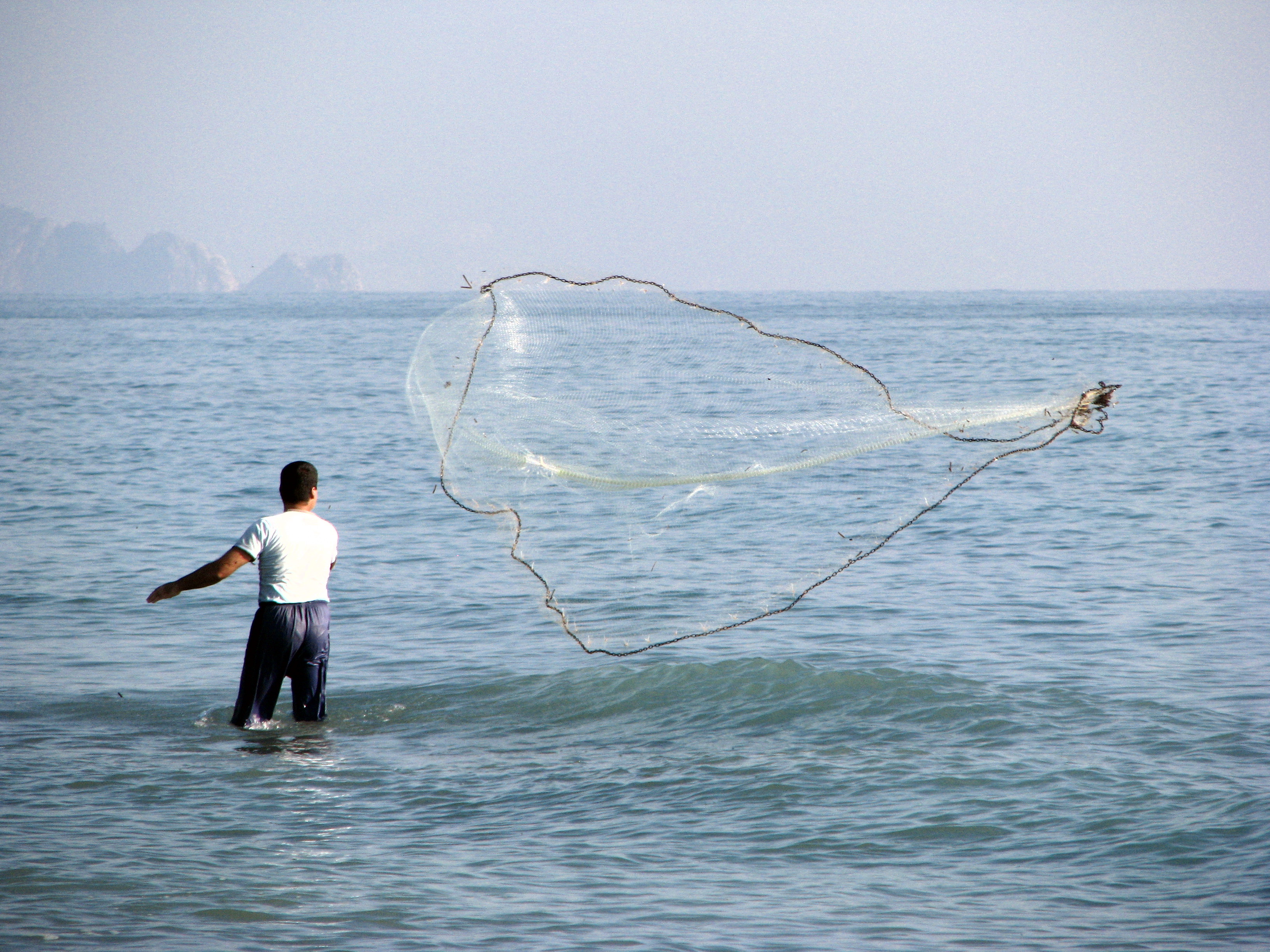 Fishing 9. Fishing net. Рыбак в вязаной Панаме. Рыбак плетет сеть вид сзади. Serpme baliq Toru.