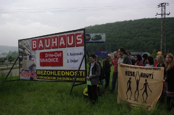 File:Protest proti Bauhausu 2010.JPG