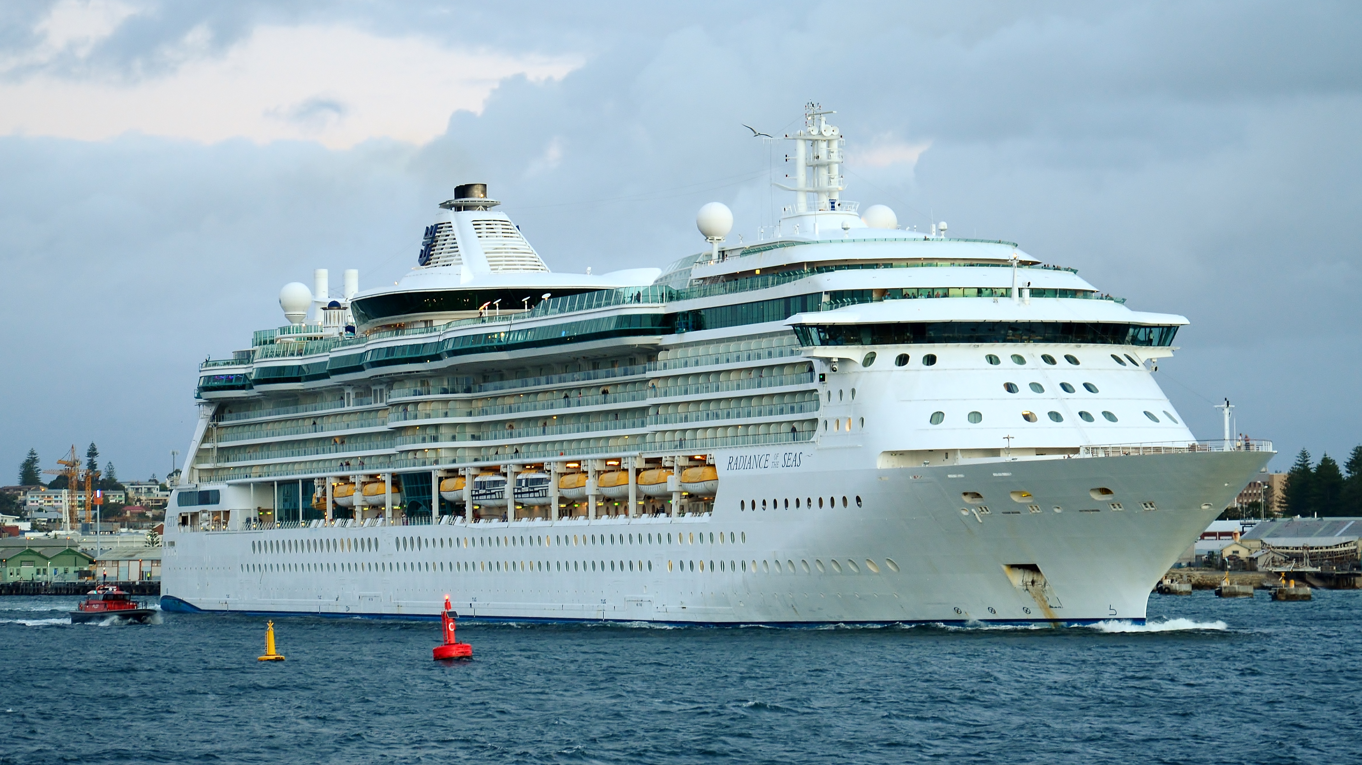 File:Radiance of the Seas, Fremantle, 2015 (03).JPG - Wikimedia Commons