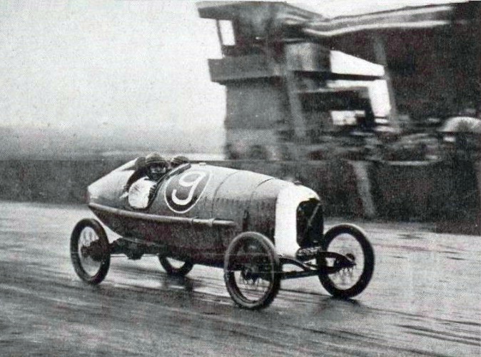 File:Robert Benoist gagnant du Grand Prix de l'U.M.F. Cyclecars du Mans en 1922, sur Salmson VAL.jpg