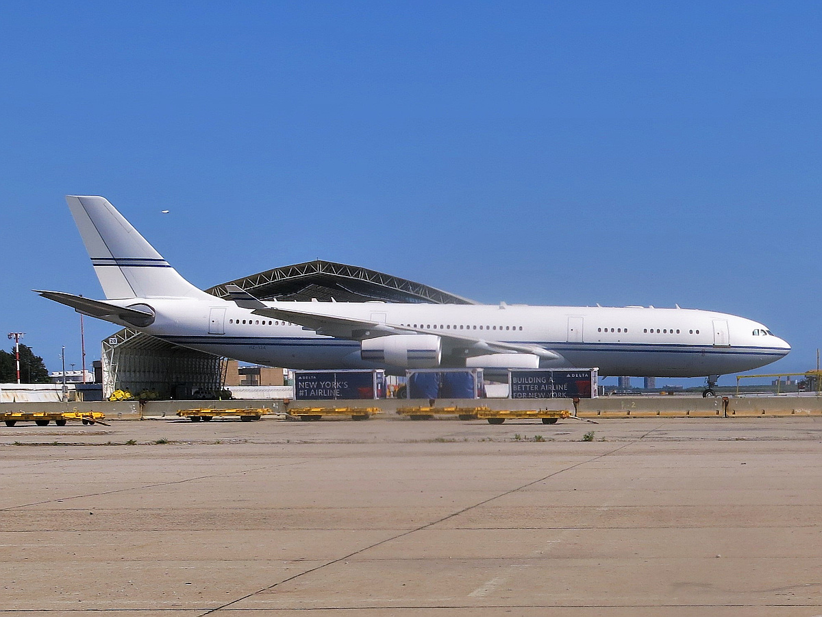 Saudi royal factory. Боинг 747 Саудия Аравия. Боинг 777 Саудовская Аравия. Saudia a340-200. Боинг 747 300.