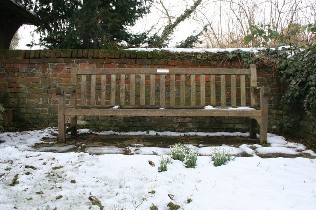 File:Seat by the lych gate - geograph.org.uk - 1156981.jpg