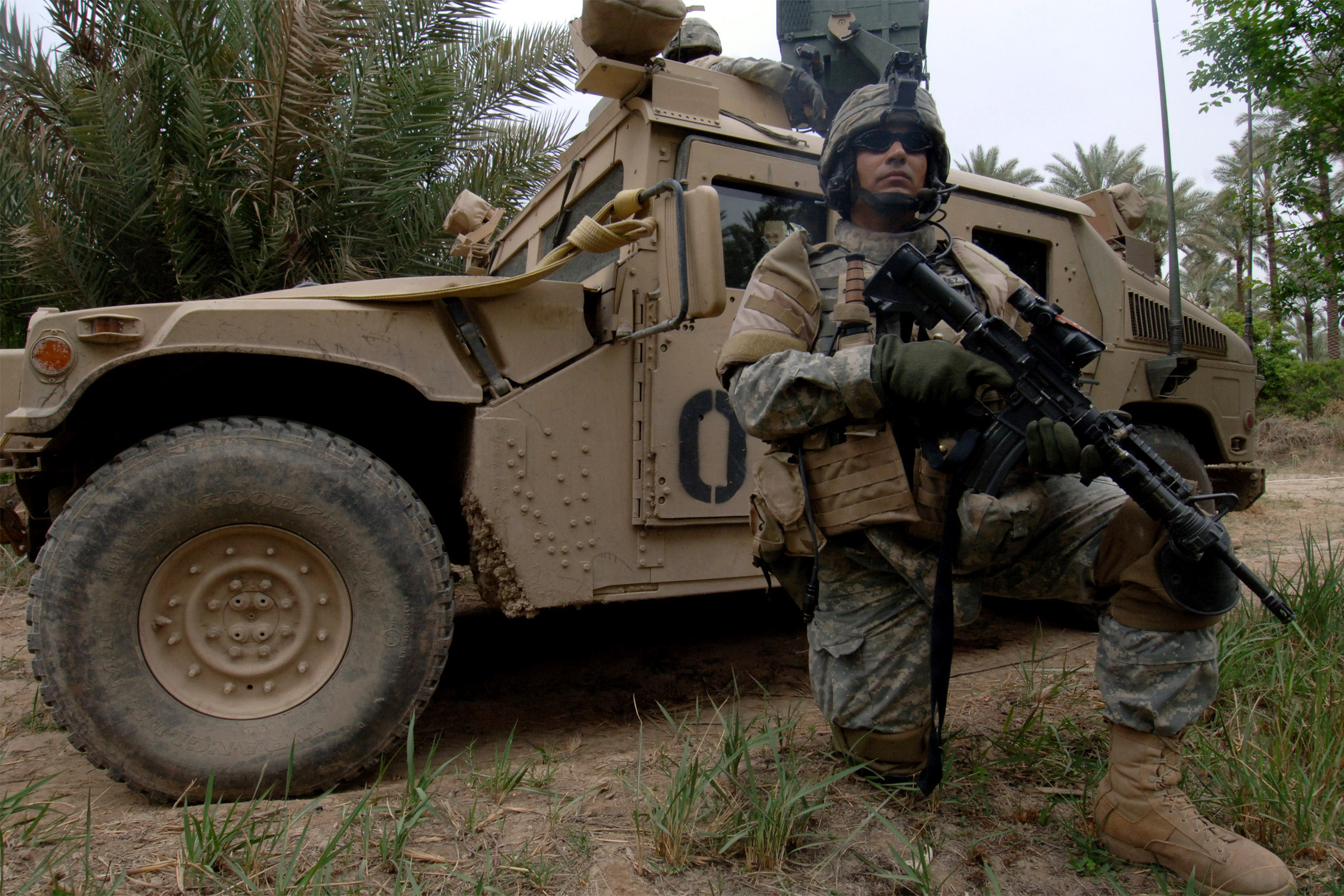 File:US Navy 060328-N-6901L-118 U.S. Army Spc. Osvaldo Fernandez stands  perimeter security in front of an M1114 HMMWV (Humvee) near the town of  Tarmiya, Iraq during counter-insurgency operations.jpg - Wikimedia Commons