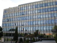 fachada dun edificio de 5 andares co nome da UNED arriba á esquerda