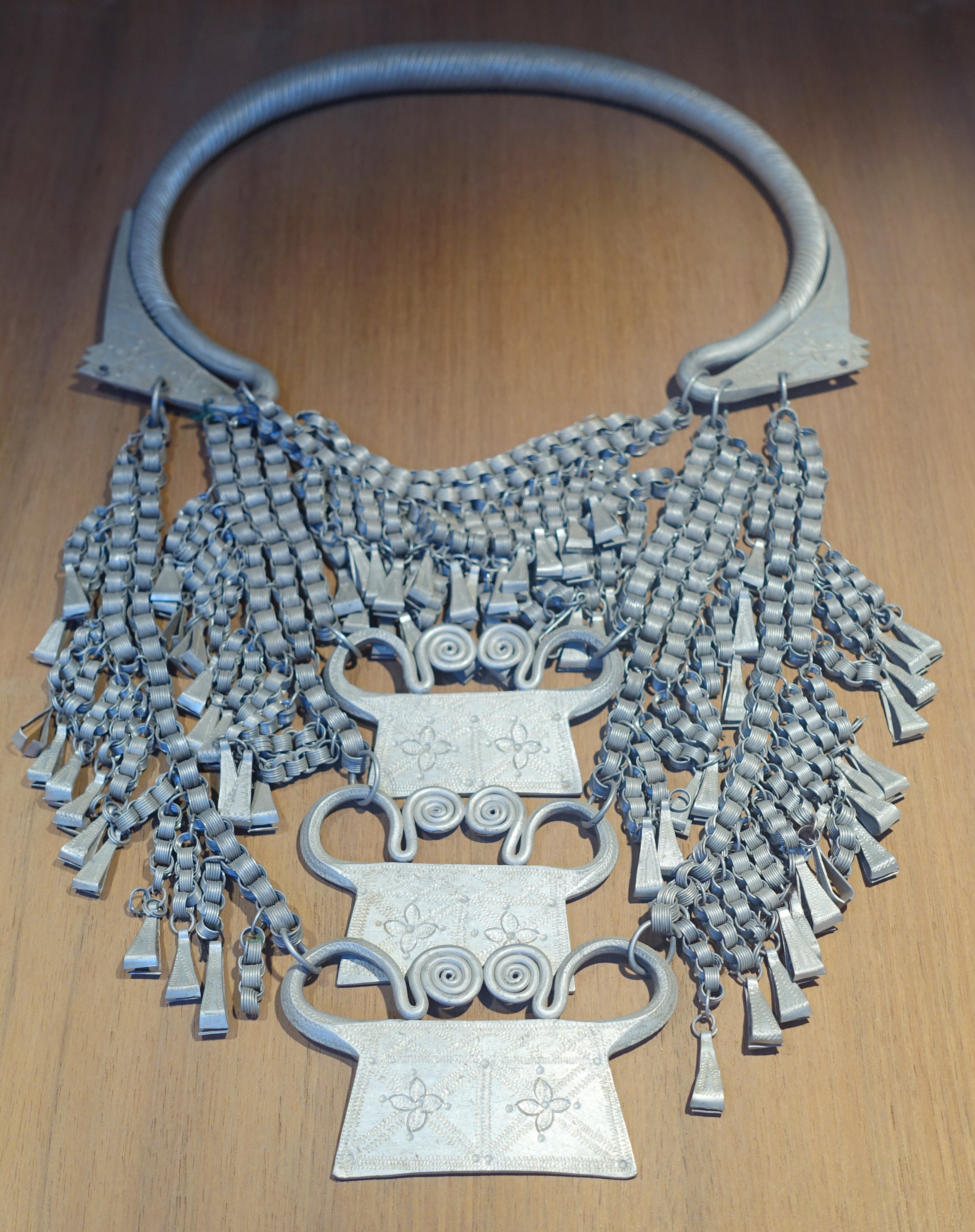 File:Woman's aluminum necklace, Hmong (Hmong Do) - Vietnam ...