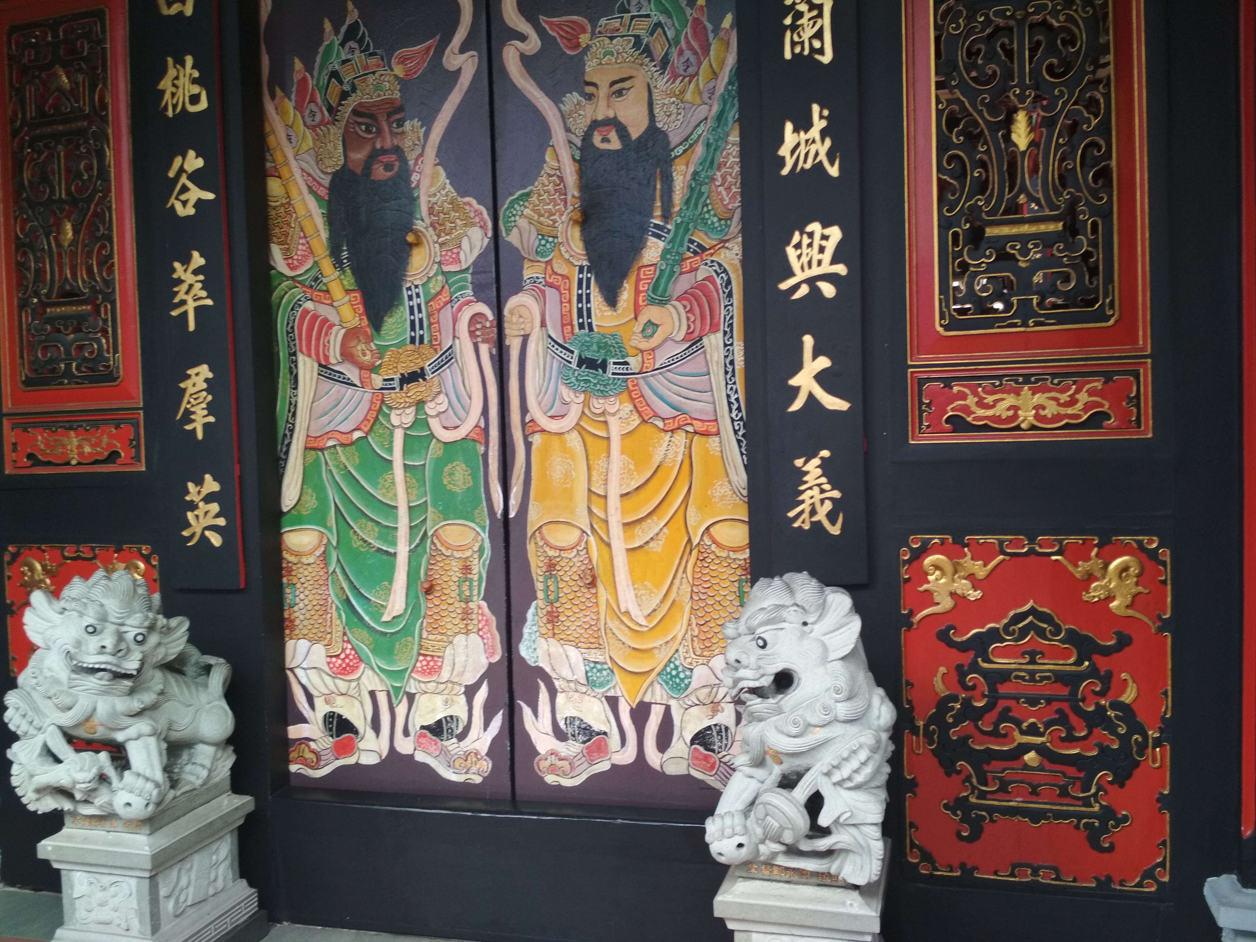 Открытые двери китая. Боги дверей Китай. Дверные боги в Китае. Китайские двери традиционные. Бог двери украшение в Китае.
