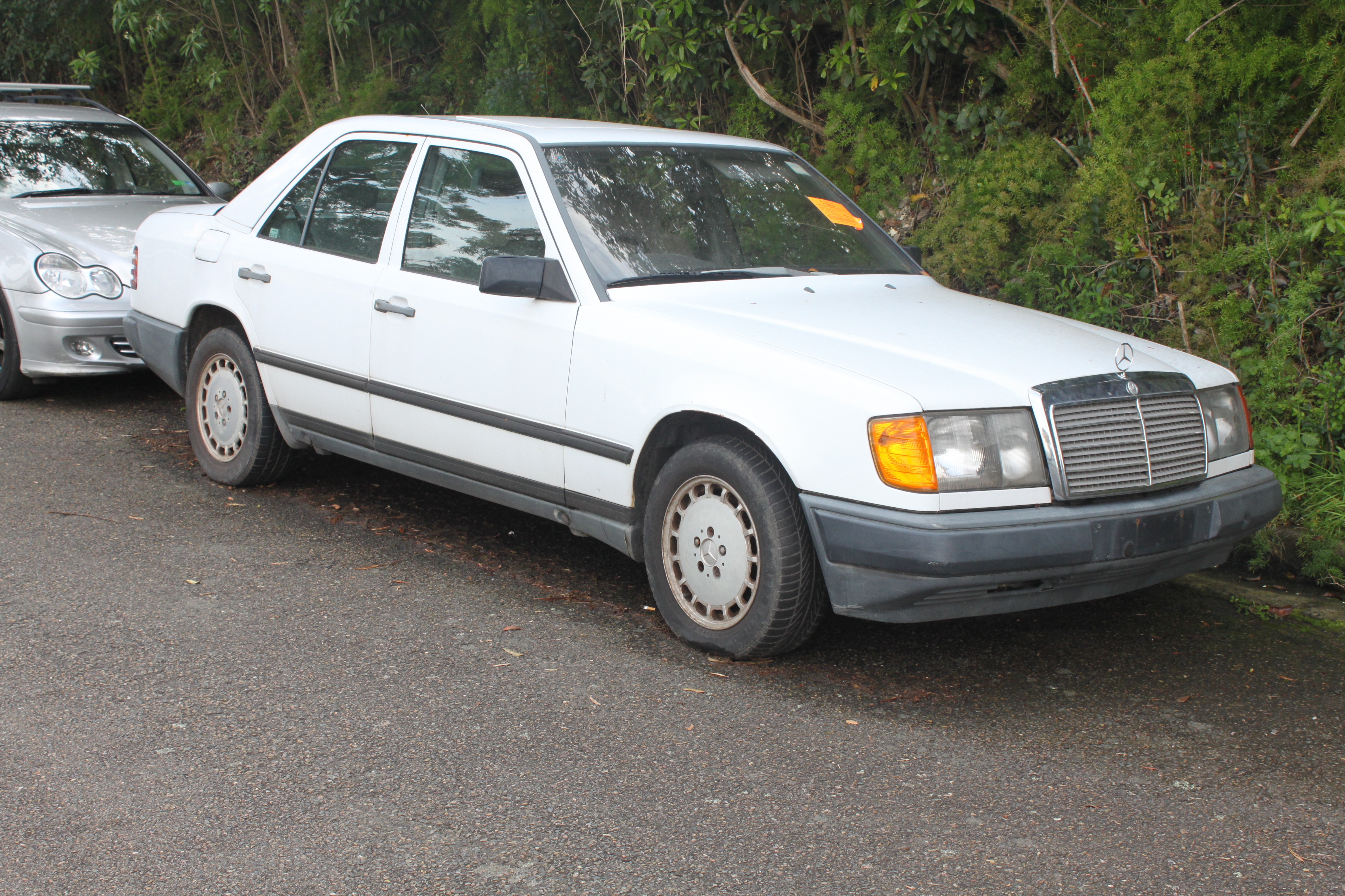 File:1990 Mercedes-Benz 300 E (W124) sedan (22252152911).jpg - Wikimedia  Commons