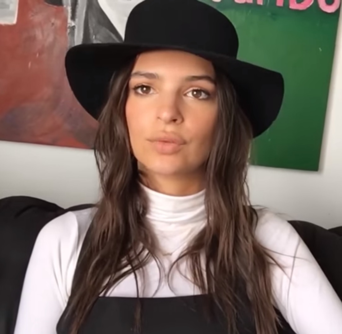 Die 32 Jahre alte 171 cm große Emily Ratajkowski im 2024 Foto