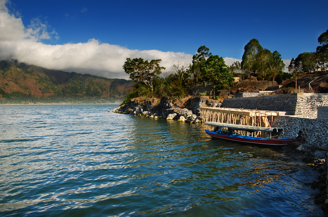 https://upload.wikimedia.org/wikipedia/commons/1/1d/Bali_%E2%80%93_Lake_Batur_(2699184942).jpg