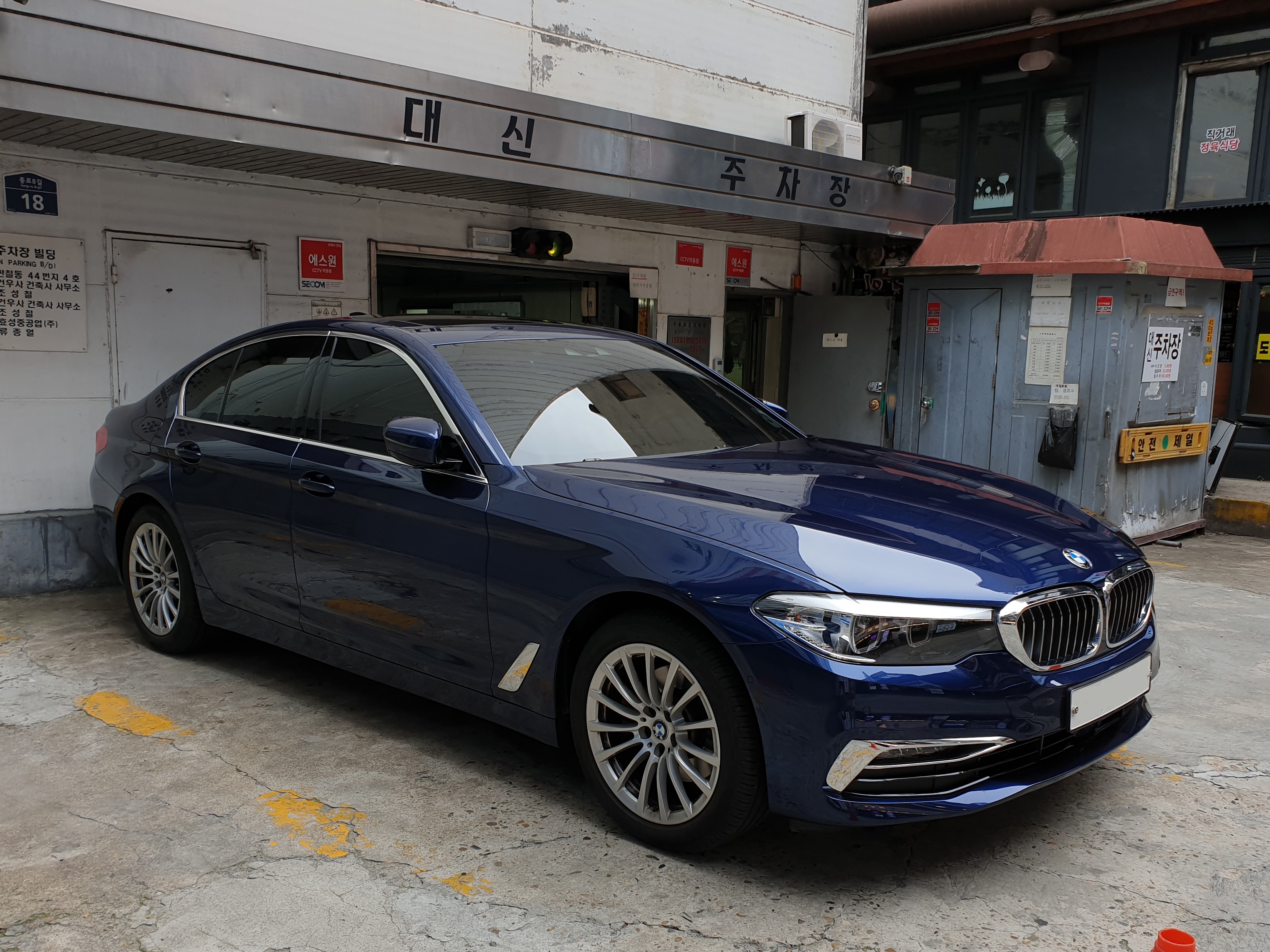 File:Bmw 5 series g30 blue (2).jpg - Wikimedia Commons