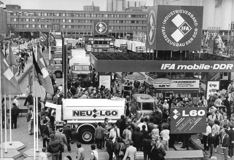 Industrieverband Fahrzeugbau (IFA) Bundesarchiv_Bild_183-1986-0903-118%2C_Leipzig%2C_Herbstmesse%2C_Stra%C3%9Fenfahrzeuge