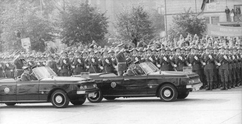 Sachsenring P240 „Repräsentant“ bei einer Parade zum 25. Jahrestag der DDR