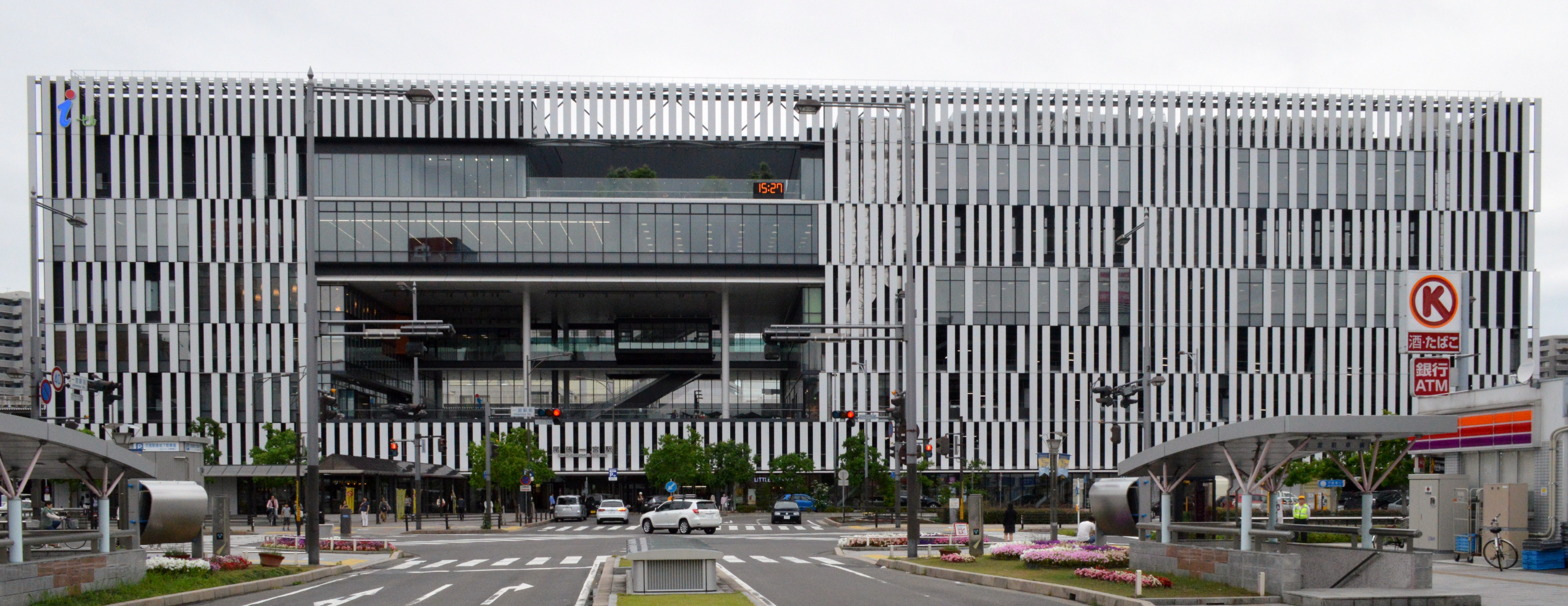 ファイル:Civic Complex Building in front of Owari-Ichinomiya 