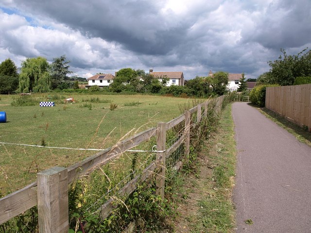 File:Cyclepath, Stratford sub Castle - geograph.org.uk - 1400585.jpg