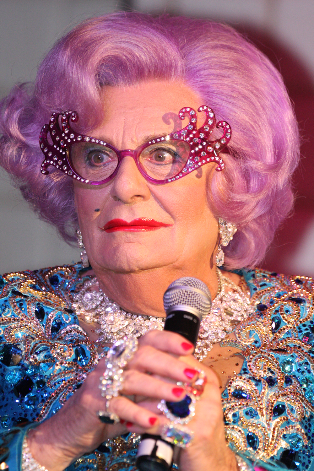 File:Dame Edna (7105892219).jpg - Wikimedia Commons.