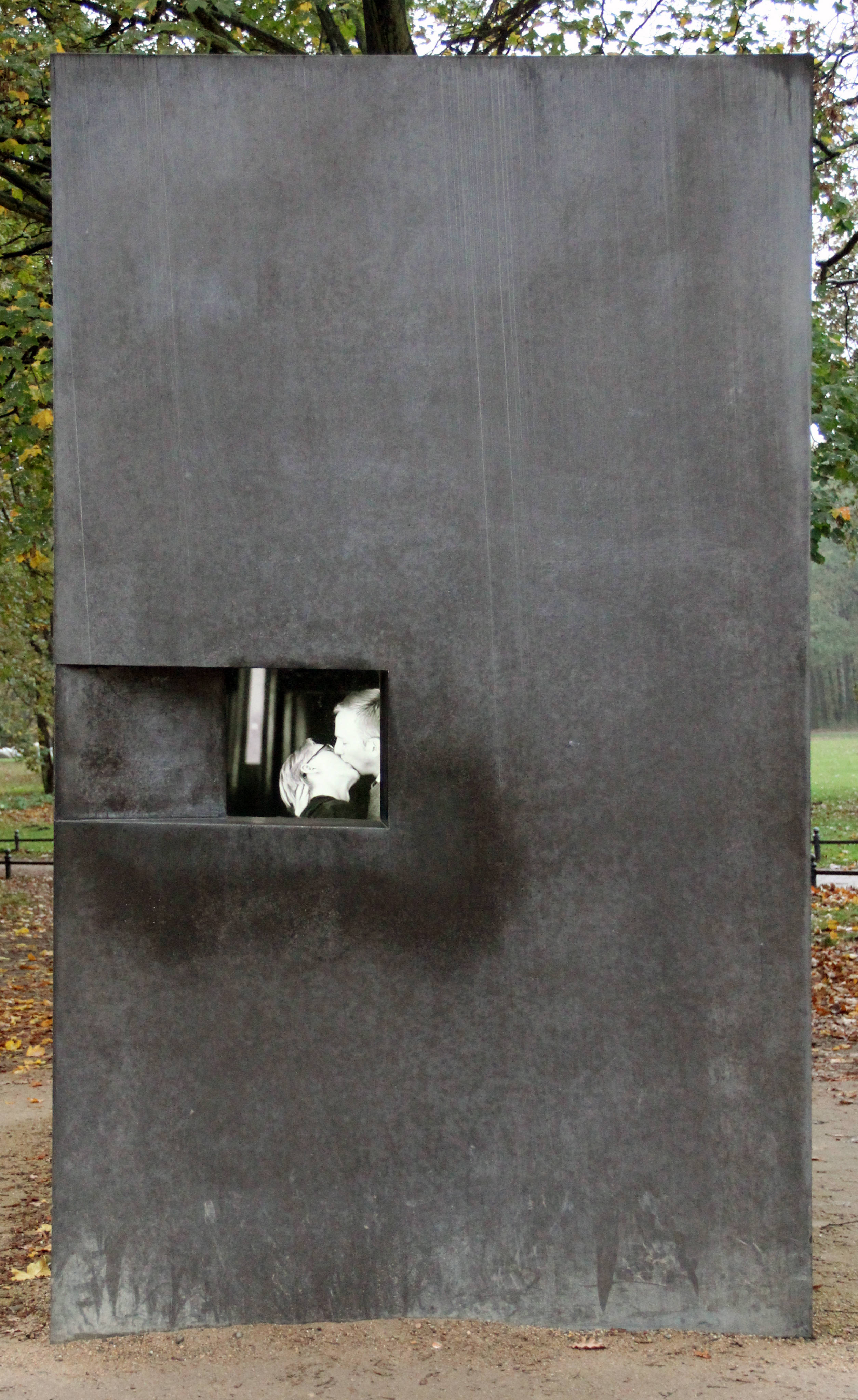 Denkmal für die im Nationalsozialismus verfolgten Homosexuellen, Ebertstraße, in [[Berlin-Tiergarten