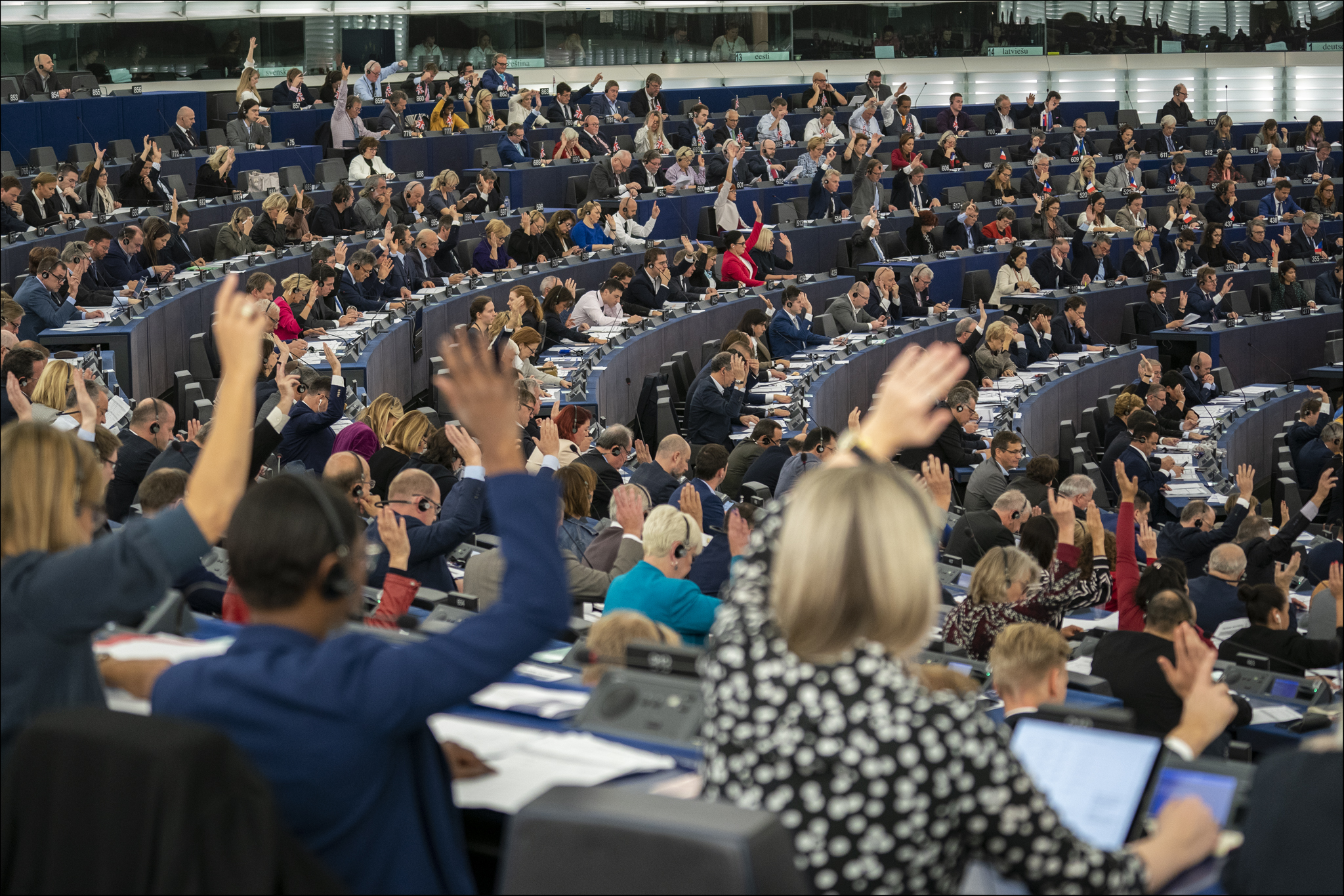 Political events. Скандал в Европарламенте. Спор в Европарламенте. В Европарламенте перформанс. Европарламент пляски.