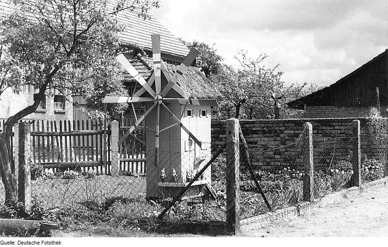 File:Fotothek df rp-b 0030027 Rothenburg-O.L.-Neusorge. Windmühlenmodell, (Haus Nr. 3) gebaut vom Besitzer Kon.jpg