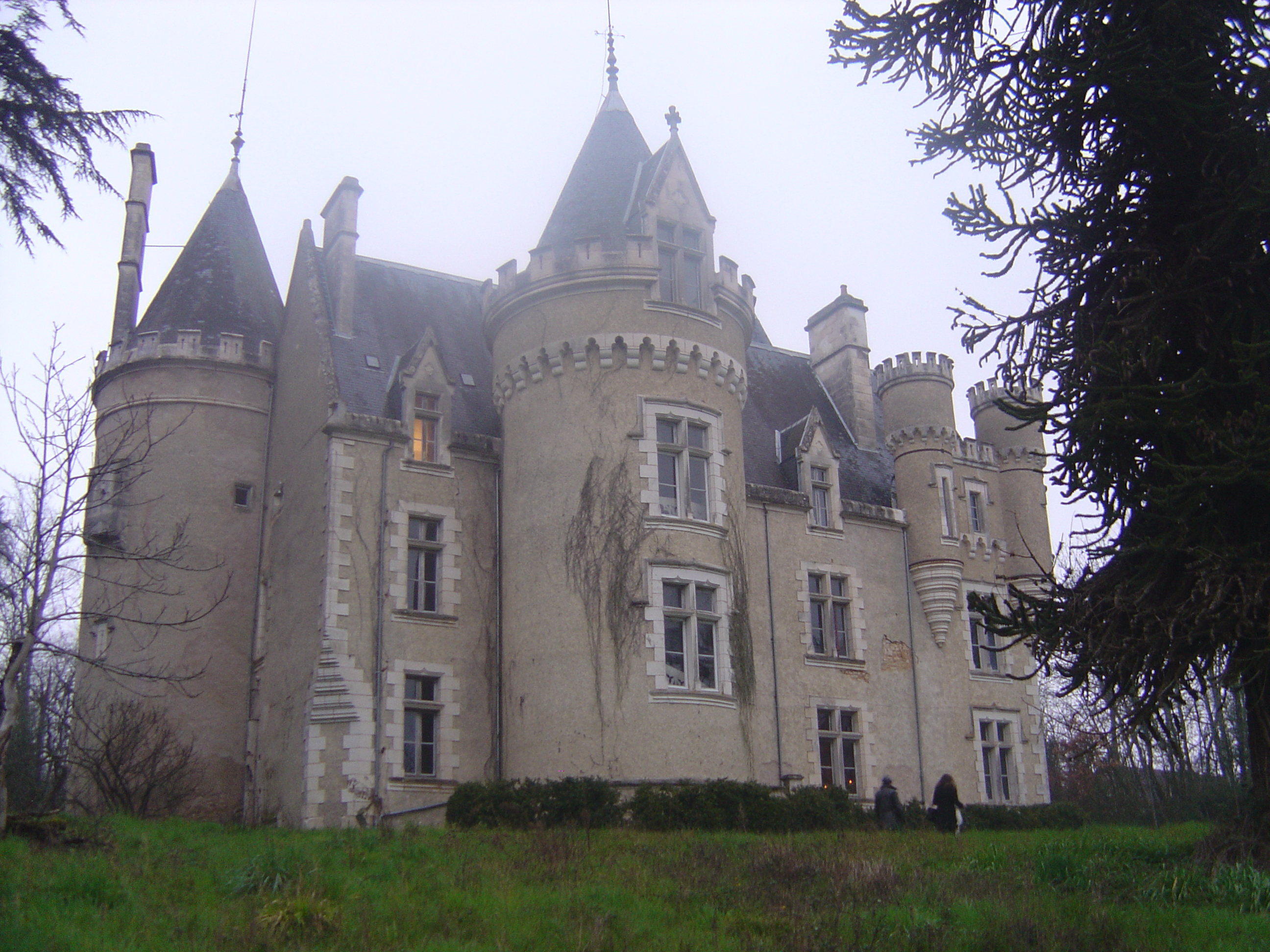 Замок с привидениями во франции люси. Замок Шато Франция Дика и Анжелы. Шато де вуз замок с приведениями. Замок с привидениями Шато. Замшк с призраком Шато де фуз.