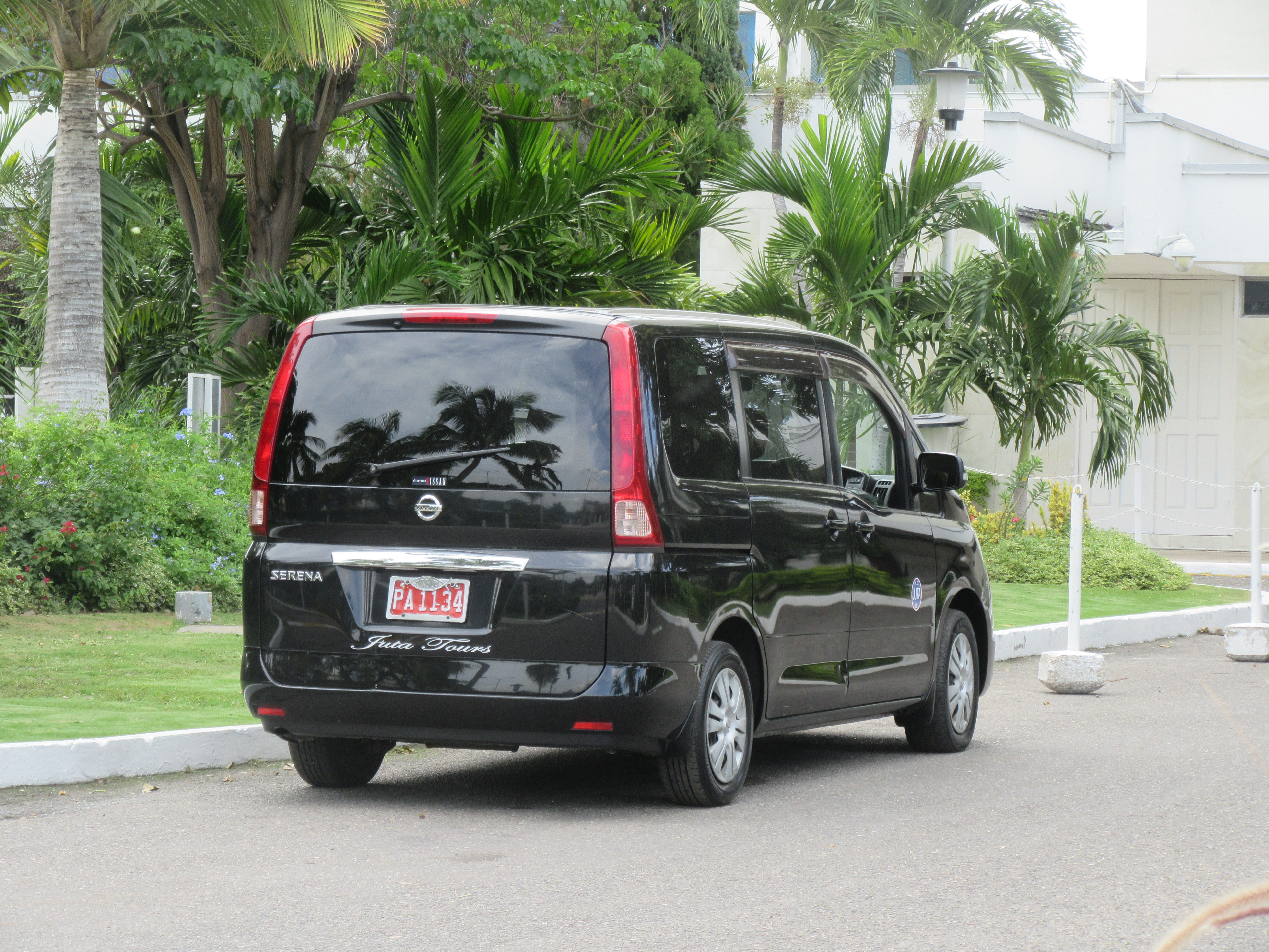 Ниссан серена чехол. Nissan Serena c27 тюнинг.