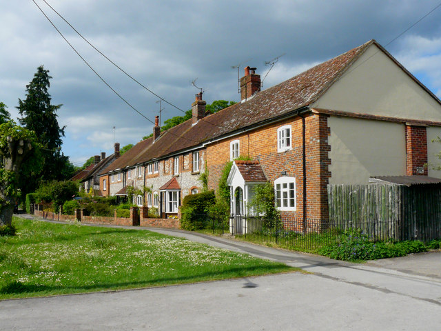 File:Ludgershall - Cottages In Castle Street - geograph.org.uk - 812290.jpg
