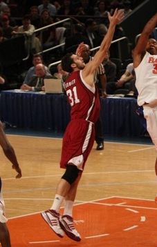 <span class="mw-page-title-main">Luke Bonner</span> American basketball player