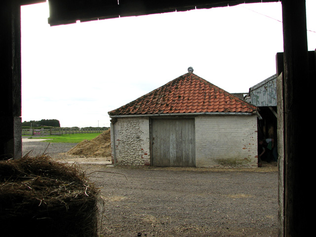 File:Old farm building, Ashill - geograph.org.uk - 2590792.jpg