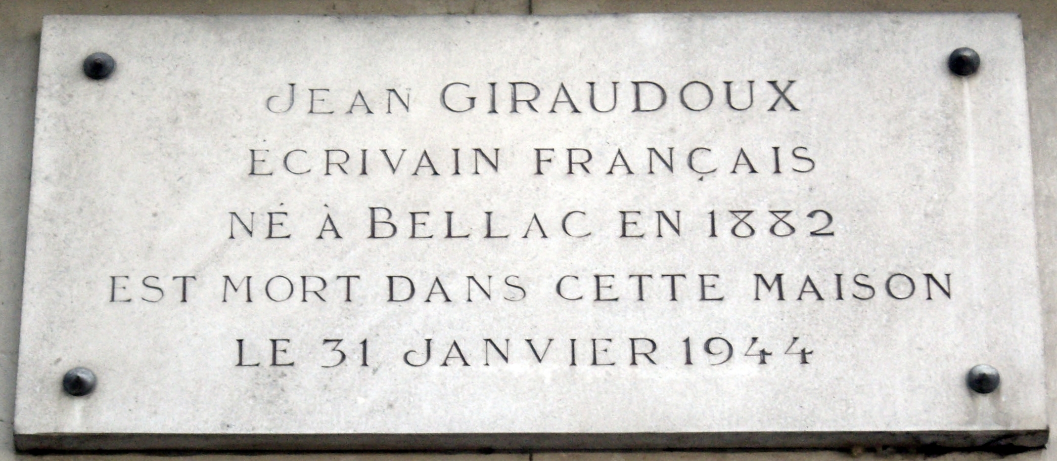 Placa conmemorativa no número 89 de Quay d'Orsay, en París onde morreu Jean Giraudoux