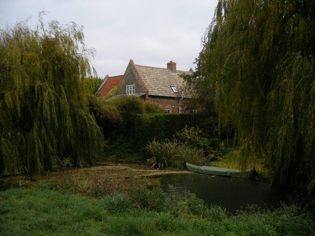 File:Riverdale, at the junction of the Weirs and Catchwater Drain - geograph.org.uk - 1114946.jpg