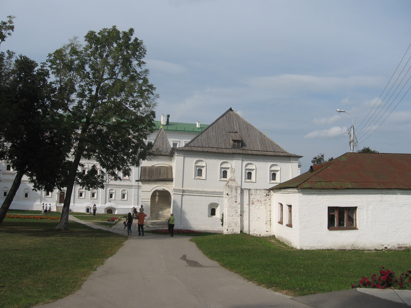 Рязанский Кремль. Певческий корпус (справа). Архиерейские палаты (слева)