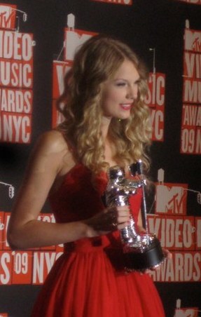 File:Taylor Swift 2009 MTV VMA (cropped).jpg