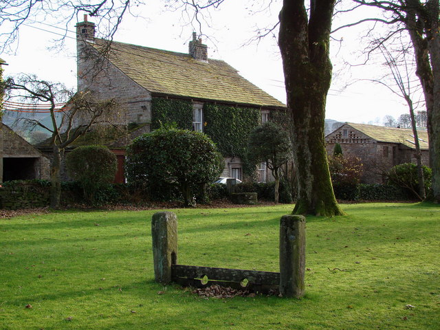 File:Threshfield Stocks - geograph.org.uk - 1056178.jpg