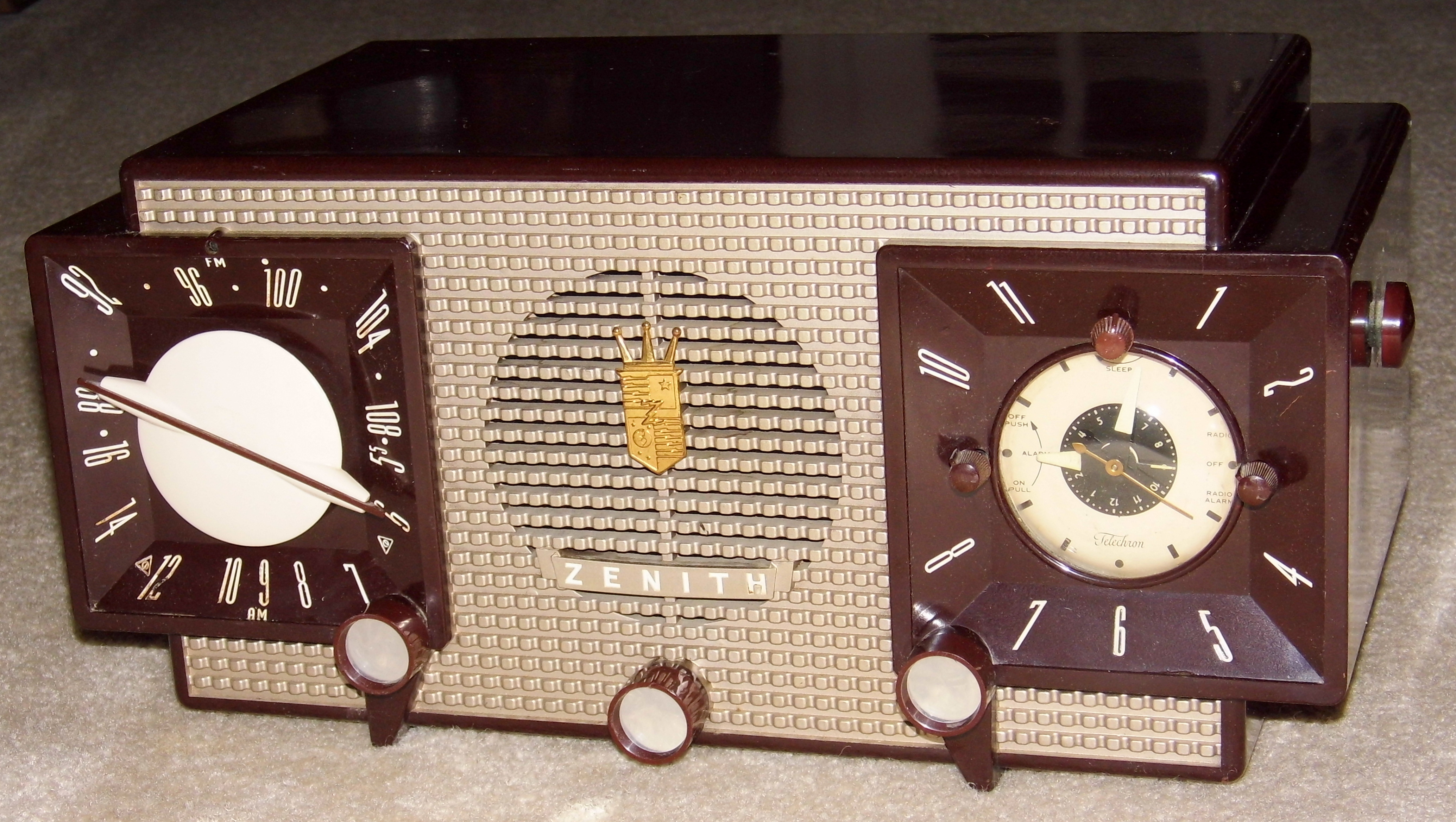 File:Vintage Zenith Clock Radio, Model X733, 7 Tubes, Two-Bands