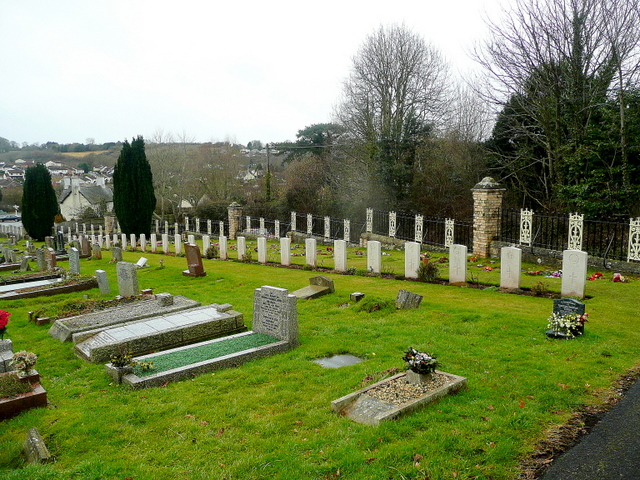 File:War graves - geograph.org.uk - 1690227.jpg