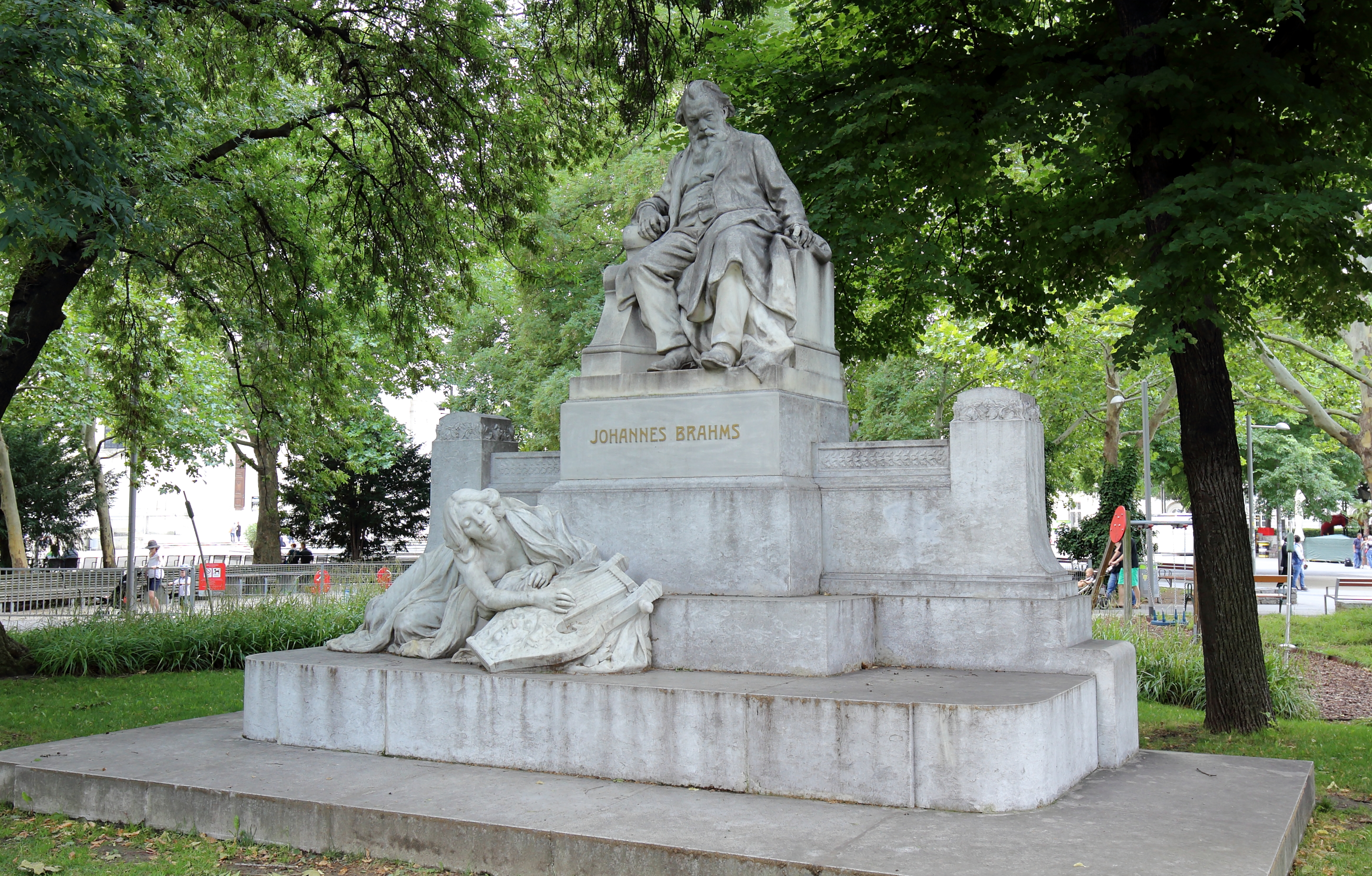 Wien - Johannes-Brahms-Denkmal, Karlsplatz.JPG