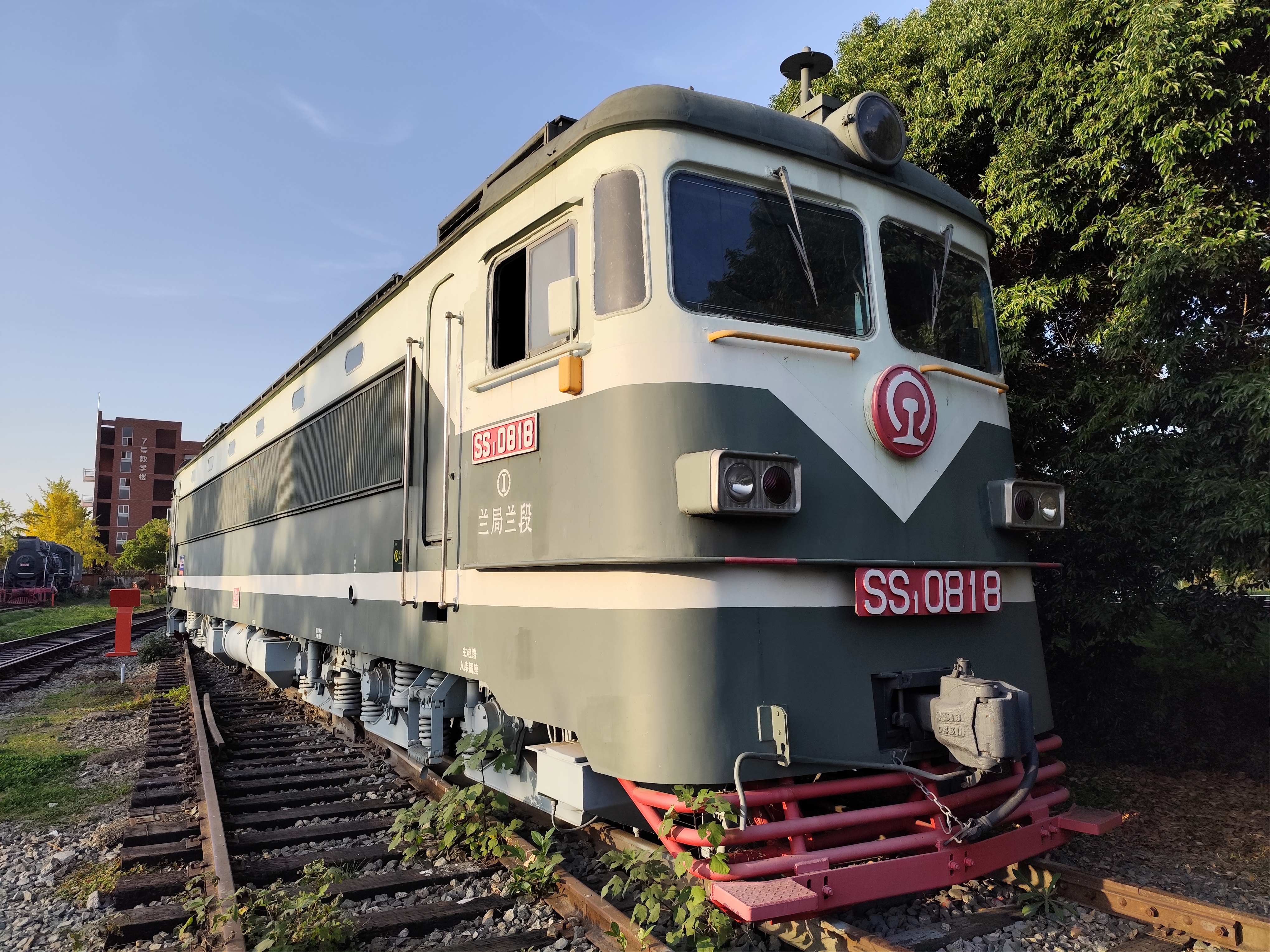 File:西南交通大学机车博物园-兰局兰段韶山1型电力机车（SS1-0818） 04 