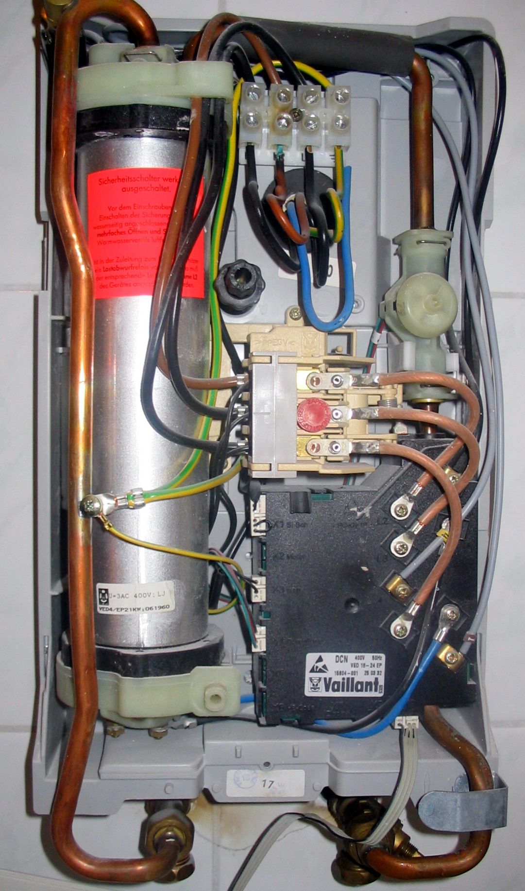 https://upload.wikimedia.org/wikipedia/commons/1/1e/20070523143927_Elektronischer-durchlauferhitzer-21kW.jpg