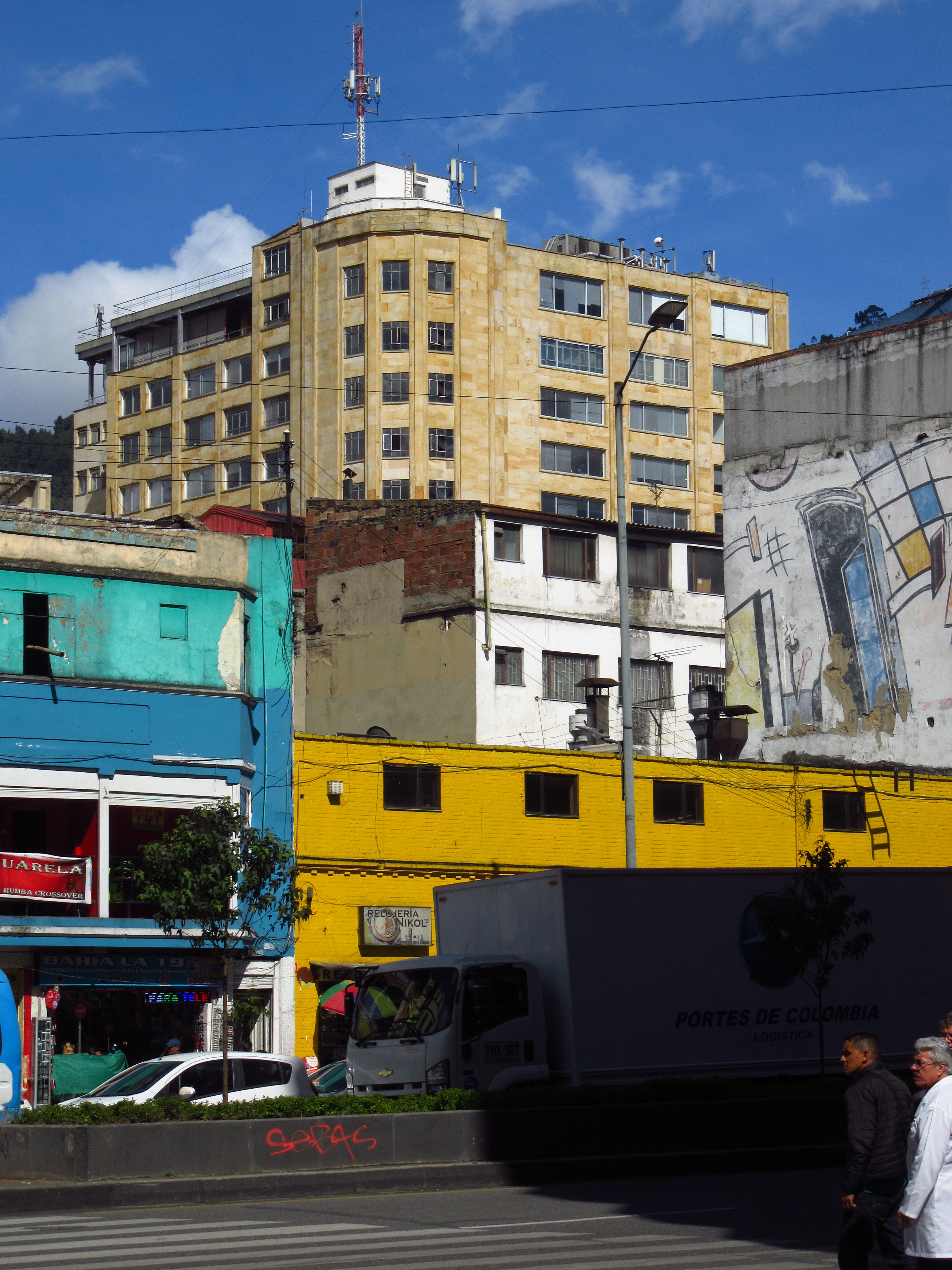File:2018 Bogotá calle 19 carrera 9.jpg - Wikimedia Commons