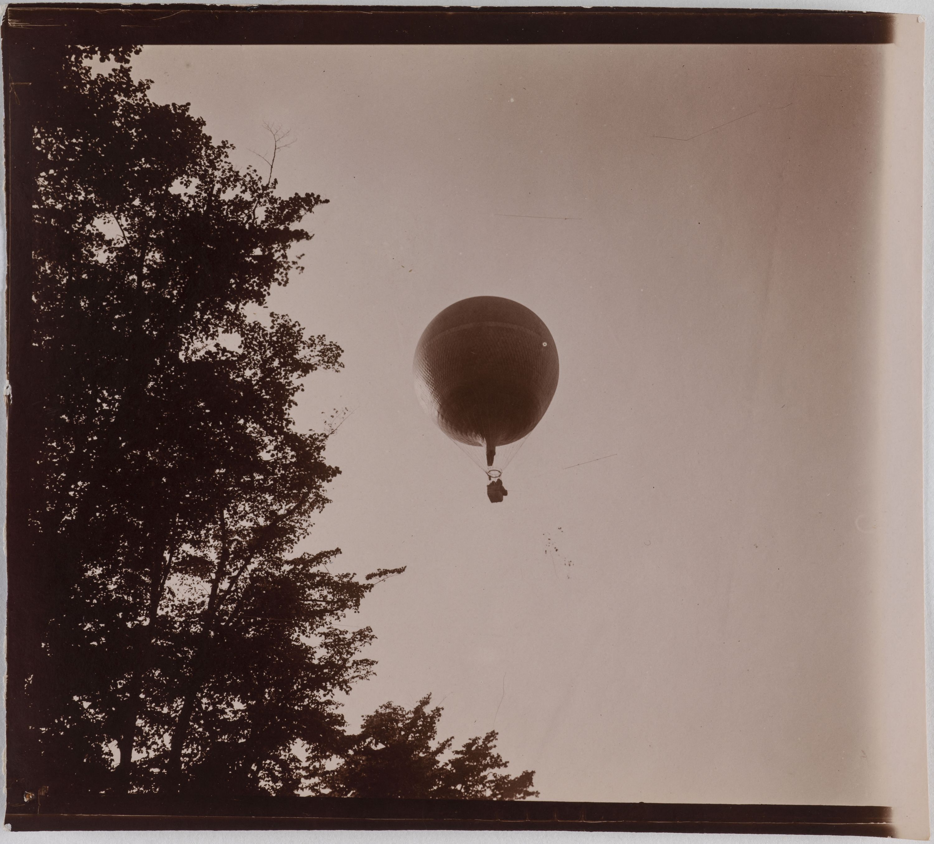 File:Ballon volant dans le ciel. PH19088.jpg - Wikimedia Commons