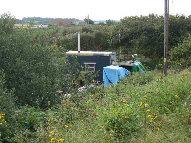 File:Beach Hut^ - geograph.org.uk - 548041.jpg