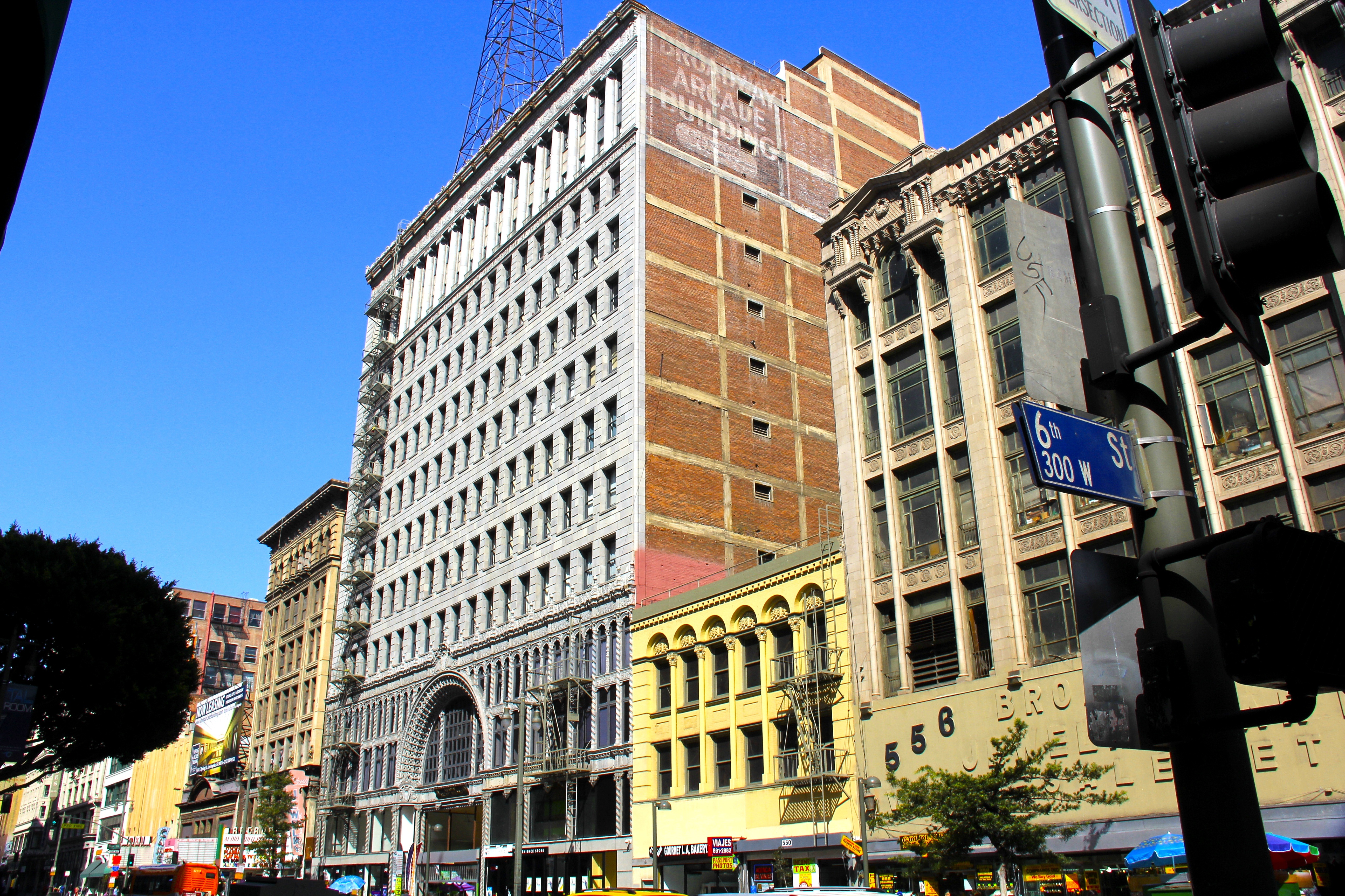 Commercial district. Бродвей. Apthorp, 2211 Broadway. Broadway Theatre.