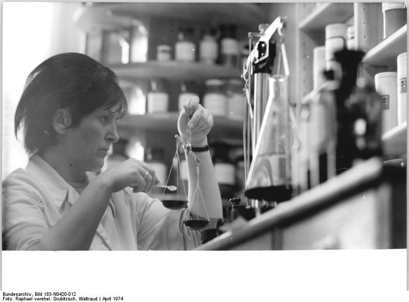 File:Bundesarchiv Bild 183-N0420-012, Hohburg, Kreis Wurzen, Apothekerin.jpg