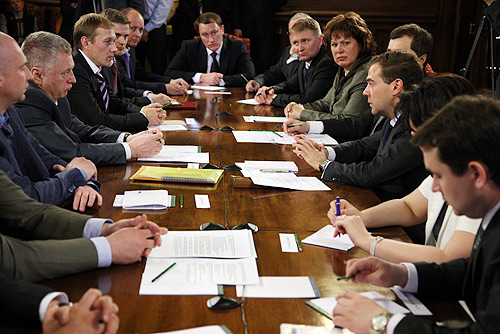 File:Dmitry Medvedev with members of LDPR 28 May 2009.jpg