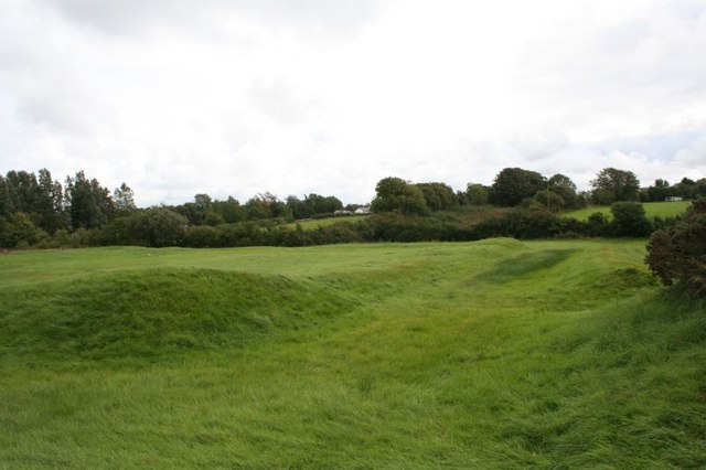 File:Earth works near the fence - geograph.org.uk - 1003759.jpg