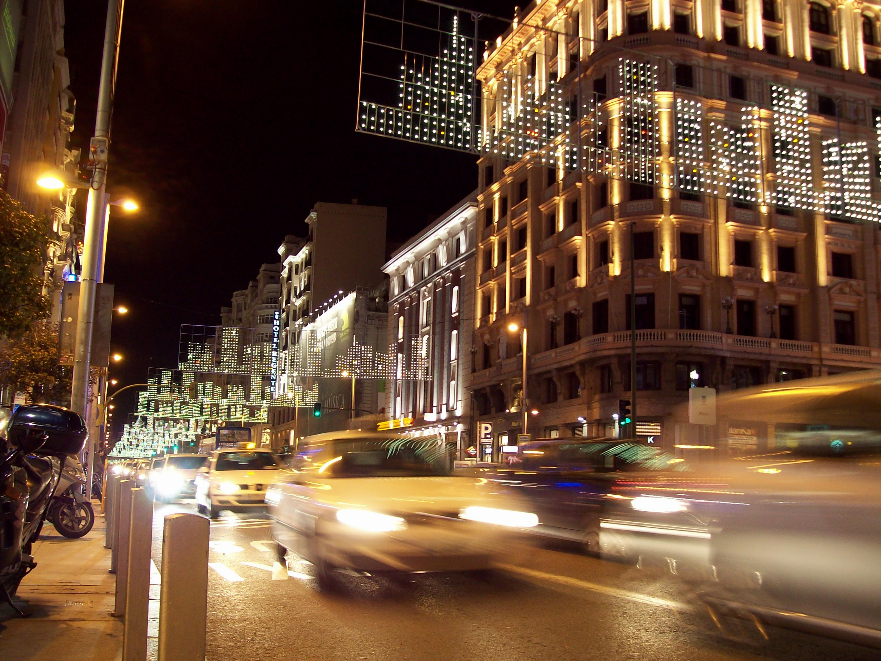 Центр Мадрида Gran via ночью вблизи. La Cubana здание Мадрид. Ночь в Мадриде Глинка фото.