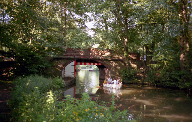 File:Guildford Road Bridge, Basingstoke Canal - geograph.org.uk - 791729.jpg