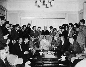 File:Hatoyama and LDP leaders in Otowa Mansion.jpg