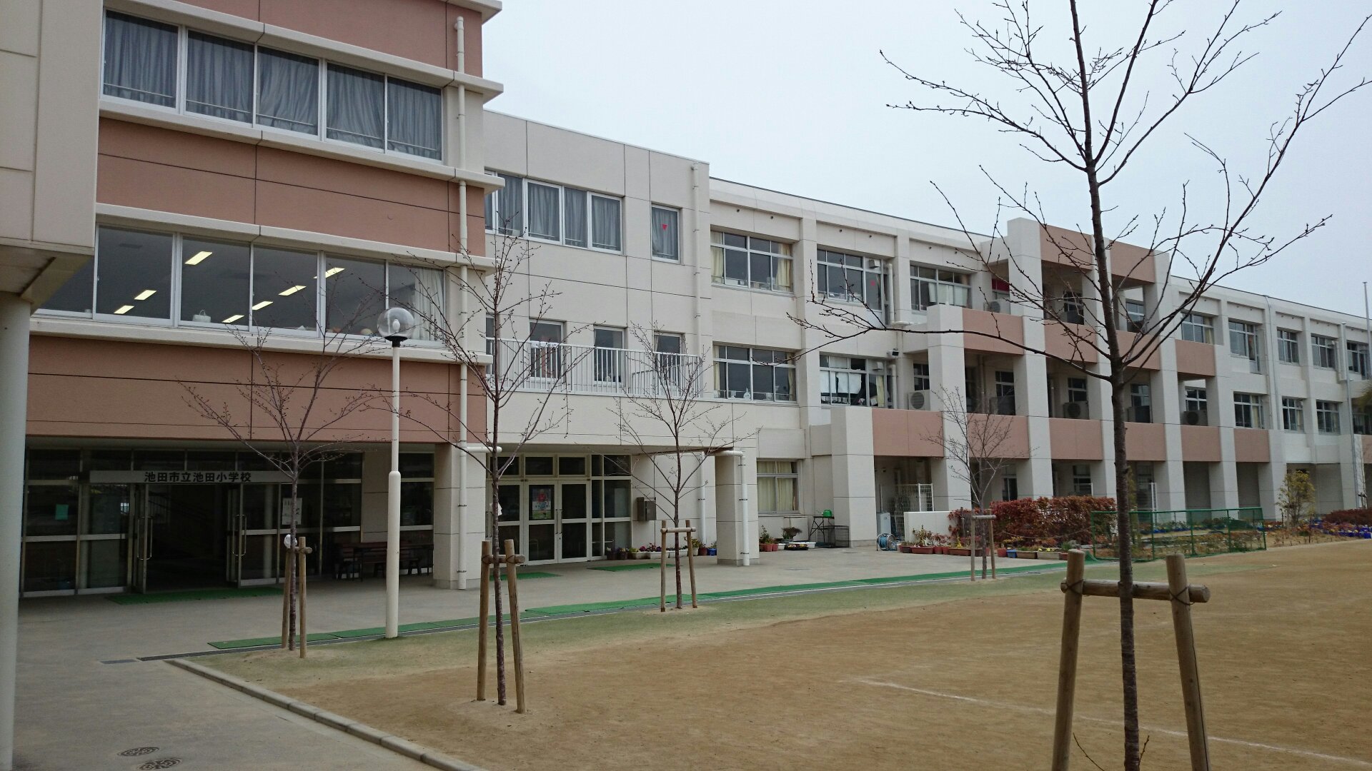 http://hrvatski-fokus.hr/wp-content/uploads/2017/11/Ikeda_elementary_school_Osaka_Japan_March_2015.jpg