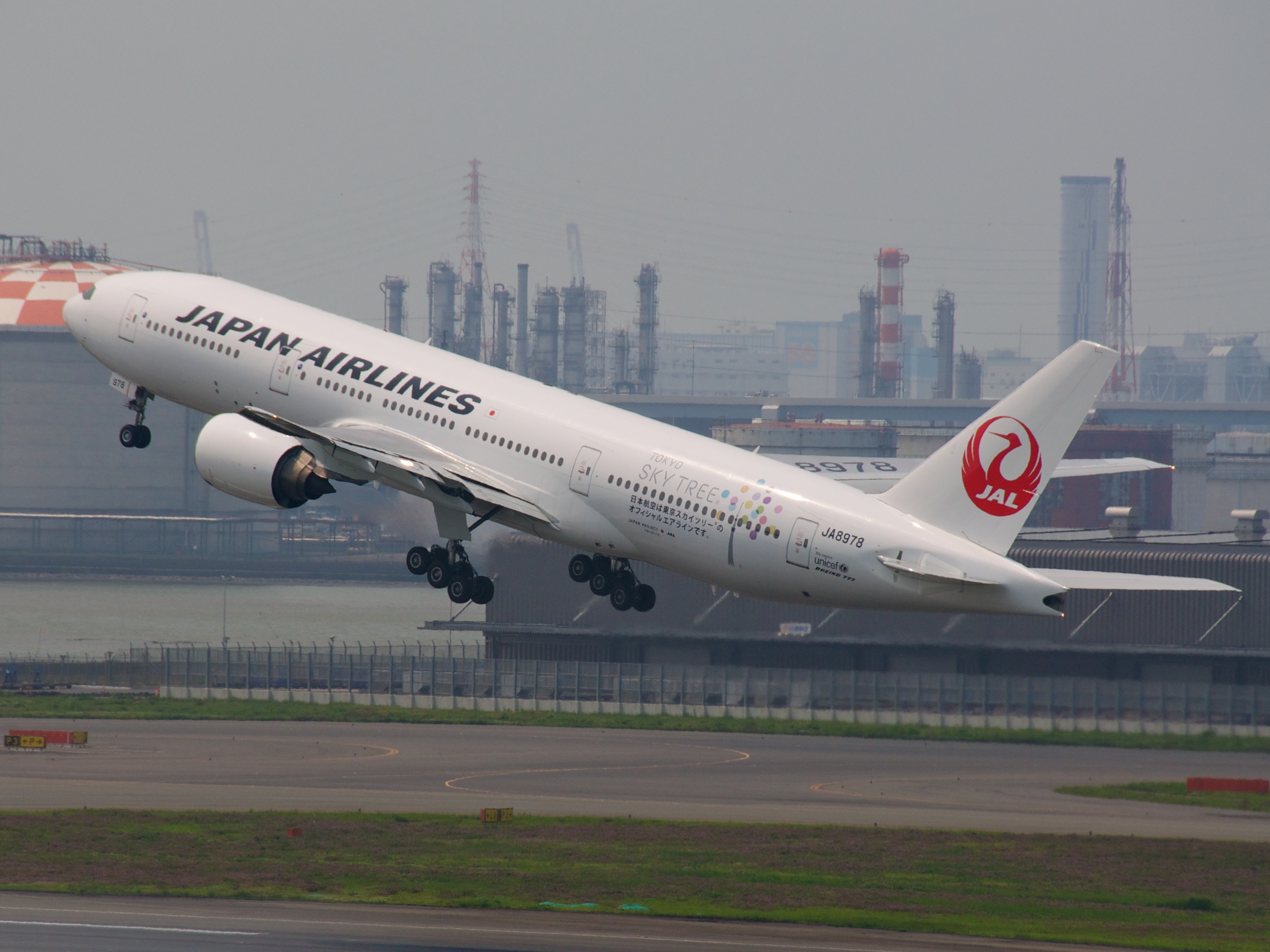 File:Japan Airlines Boeing 777-200 JA8978 (7147033443) (2).jpg 